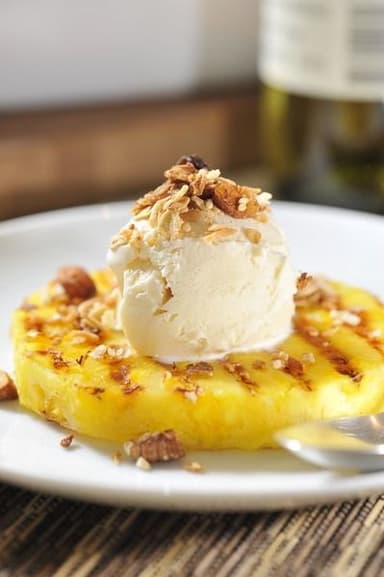 Piña Asada con Helado de Vainilla