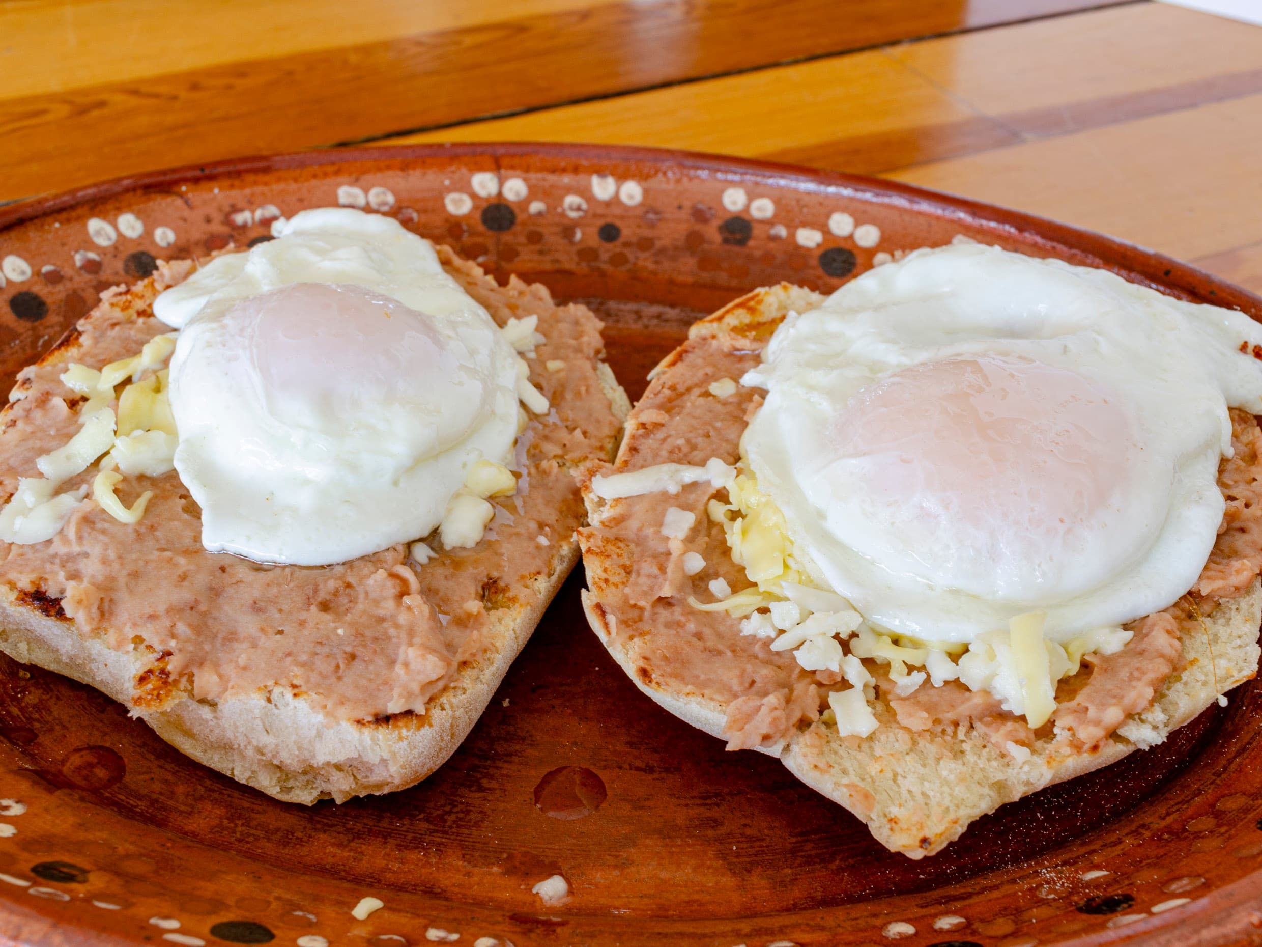 MOLLETES MONTADOS CON HUEVOS ESTRELLADOS