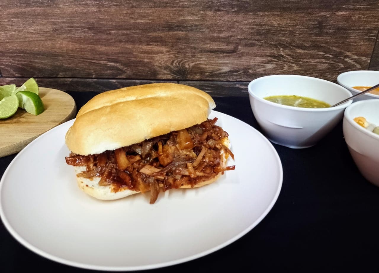 Tortas de Carnitas BBQ