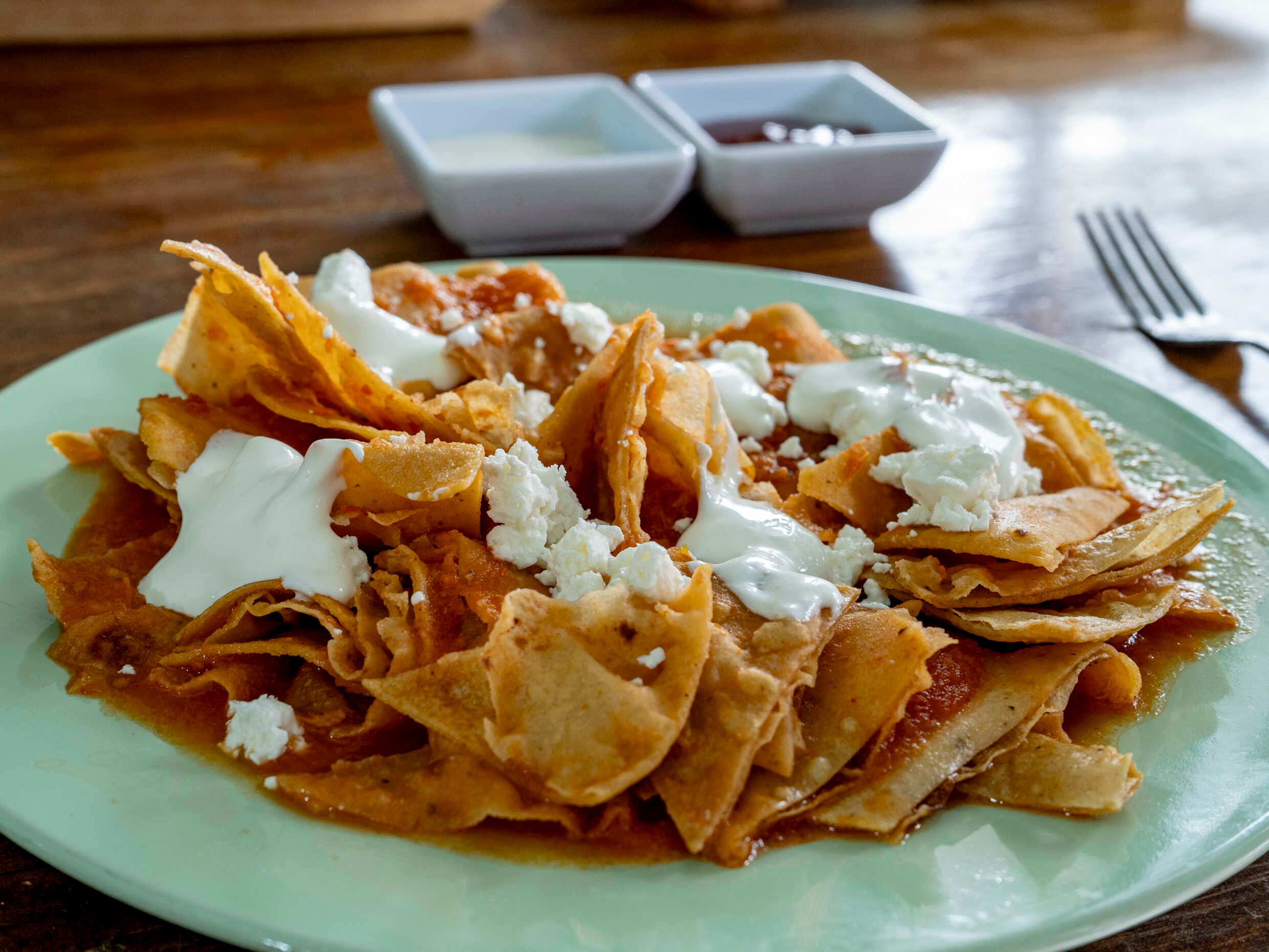 Chilaquiles Verdes o Rojos con Milanesa o Bistec