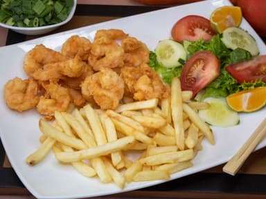 Camarón Empanizado con Papas y Ensalada