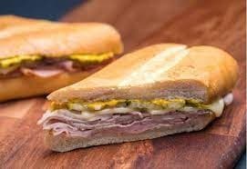Sándwich de Cerdo y Tocineta Grande .