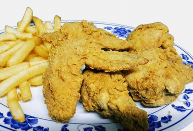 Alitas fritas con papas
