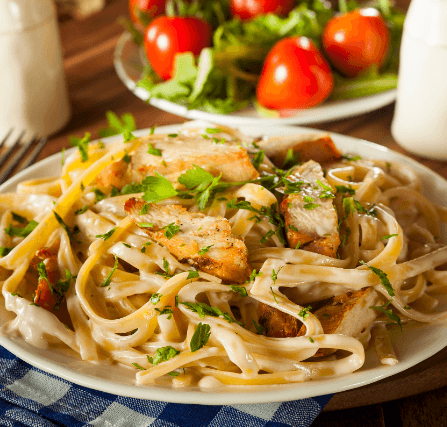 Pasta Alfredo con Pollo a la Parrilla