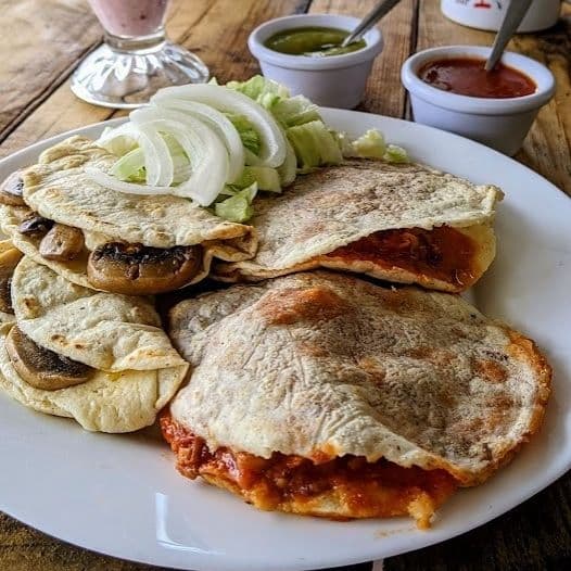Gorditas con Guisado