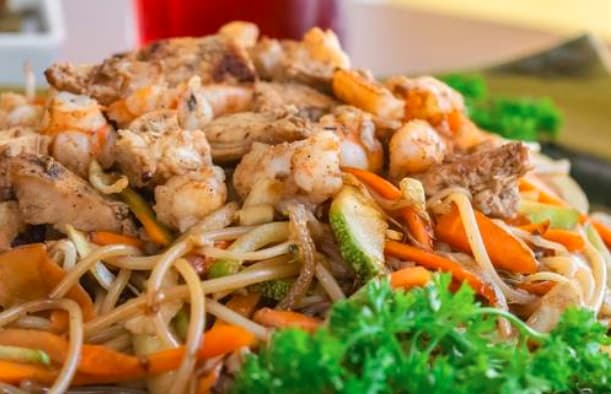 Yakisoba Especial (Pollo, Puerco Y Camarón)