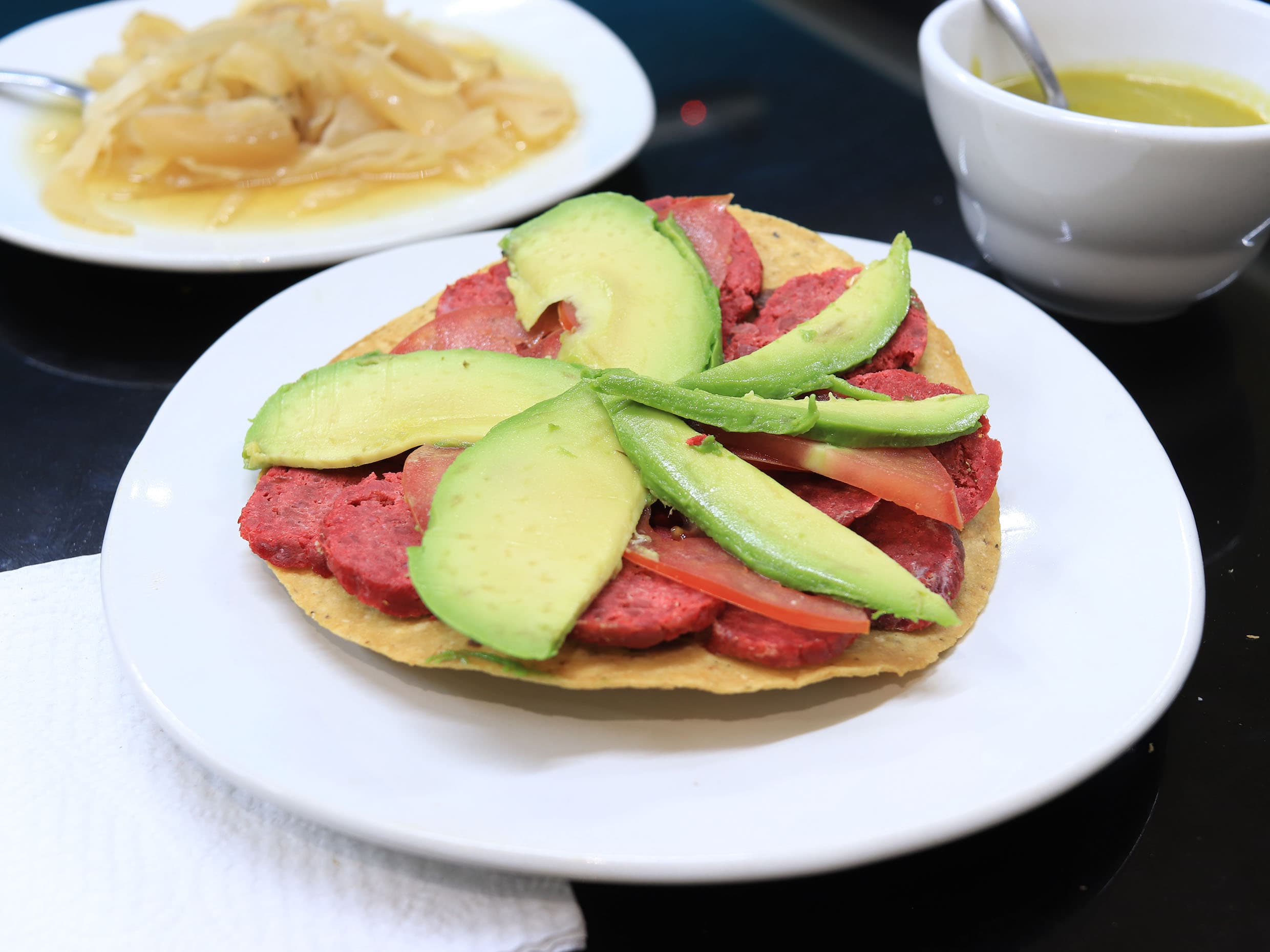 Tostada de Salchicha Oaxaqueña