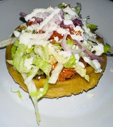 Sope con Chicharrón Prensado