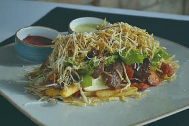 Salchipapa de Julianas de Res Salteadas al Wok