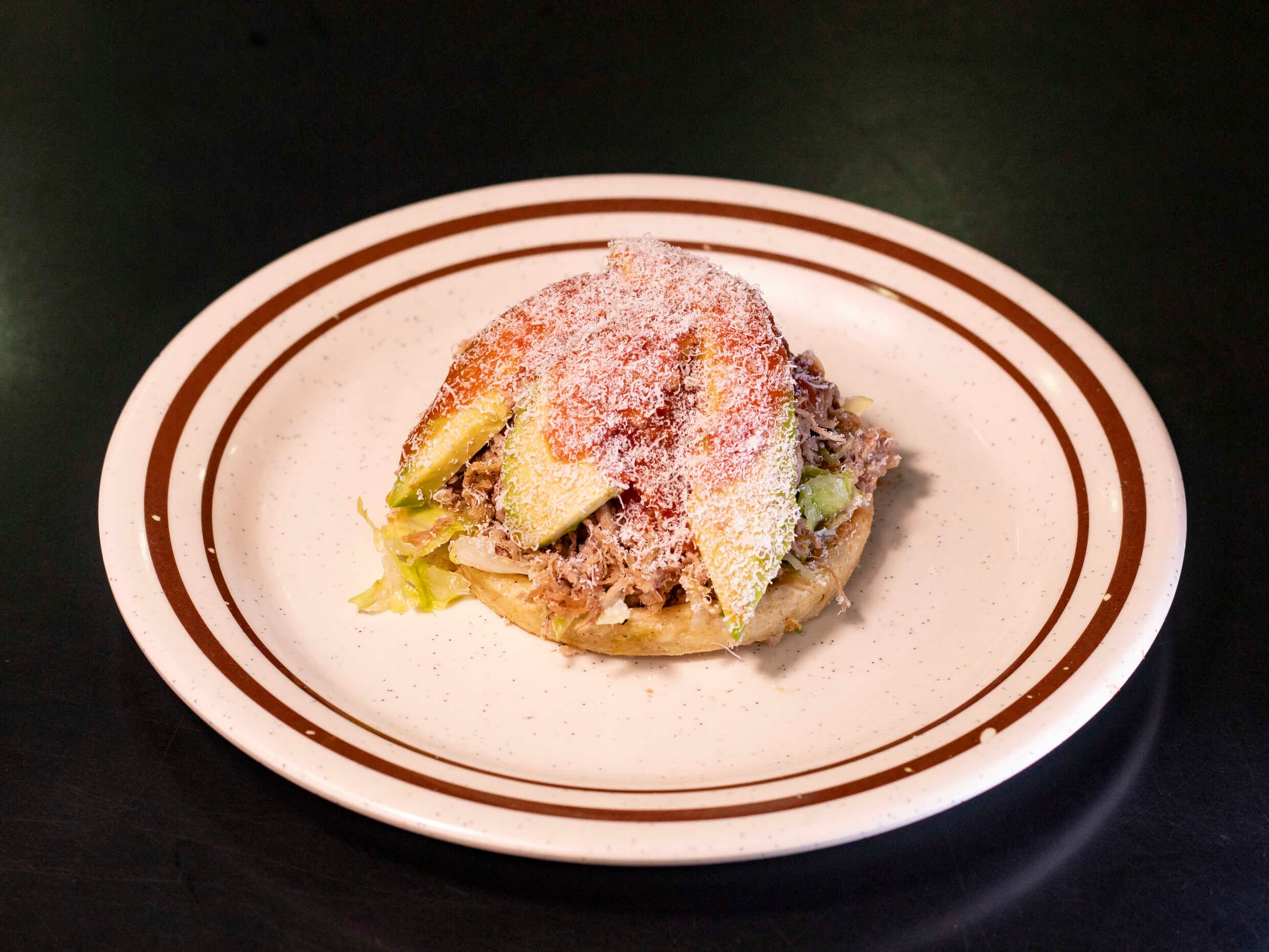 Sopes de Carne y Aguacate