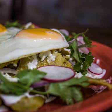 Chilaquiiles con Huevo + Bebida a Elegir