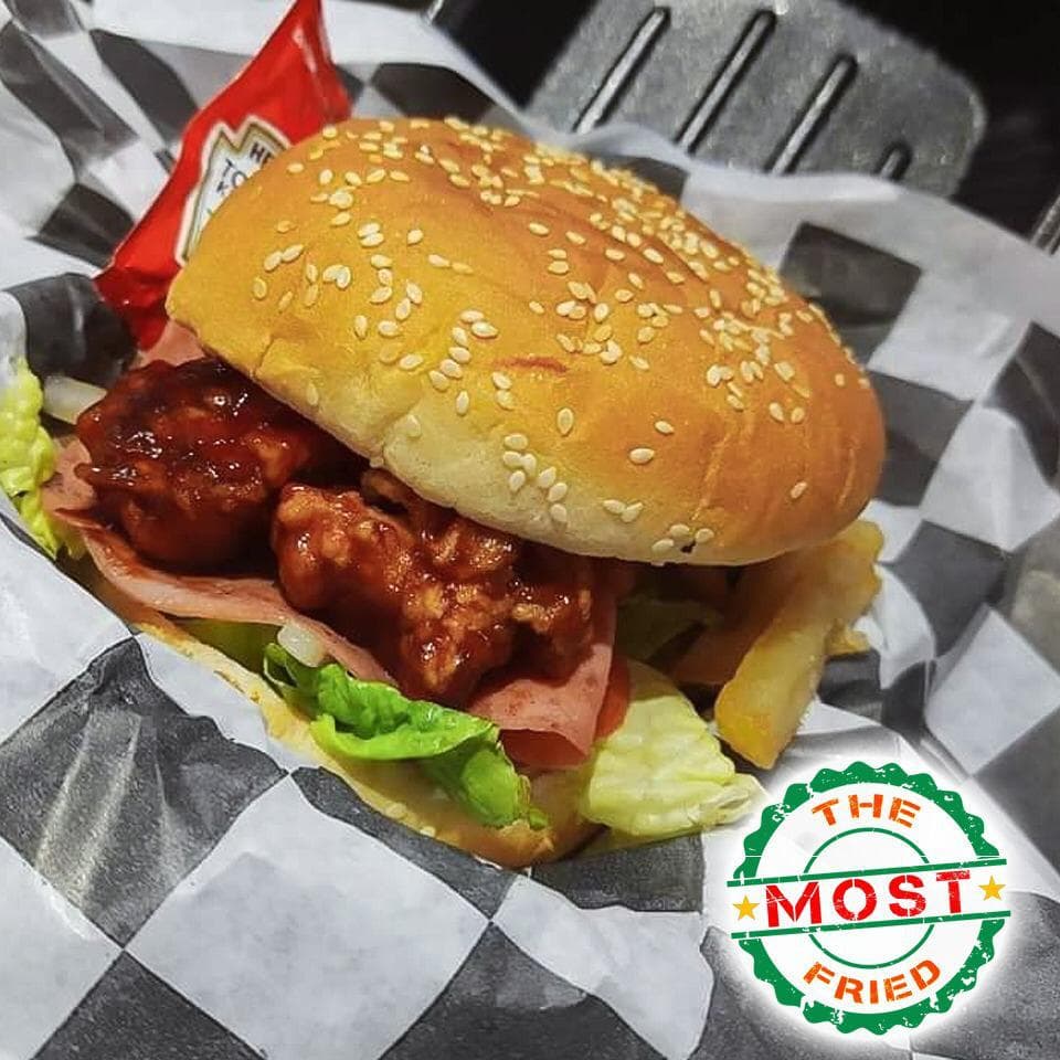 Hamburguesa de boneless con papas