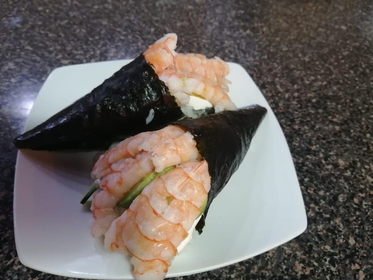 TEMAKI EBI (2 PIEZAS ENVUELTAS EN FORMA DE CONO)