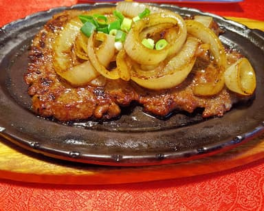 35 - Chuleta Frita Encebollado con Ensaladas