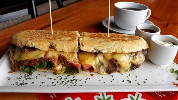 Sándwich de Carne Mano de Piedra y Frijoles