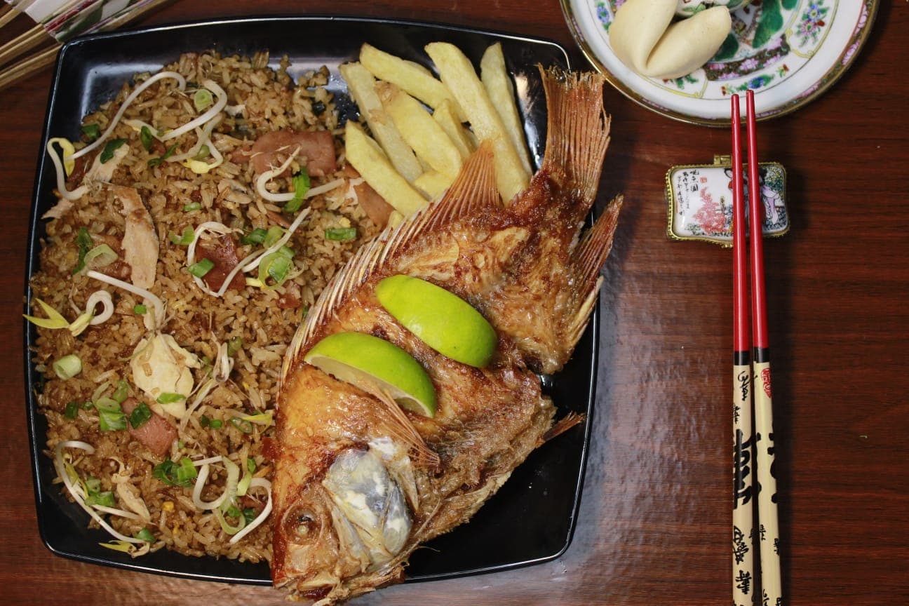 Arroz Chino con Mojarra Frita