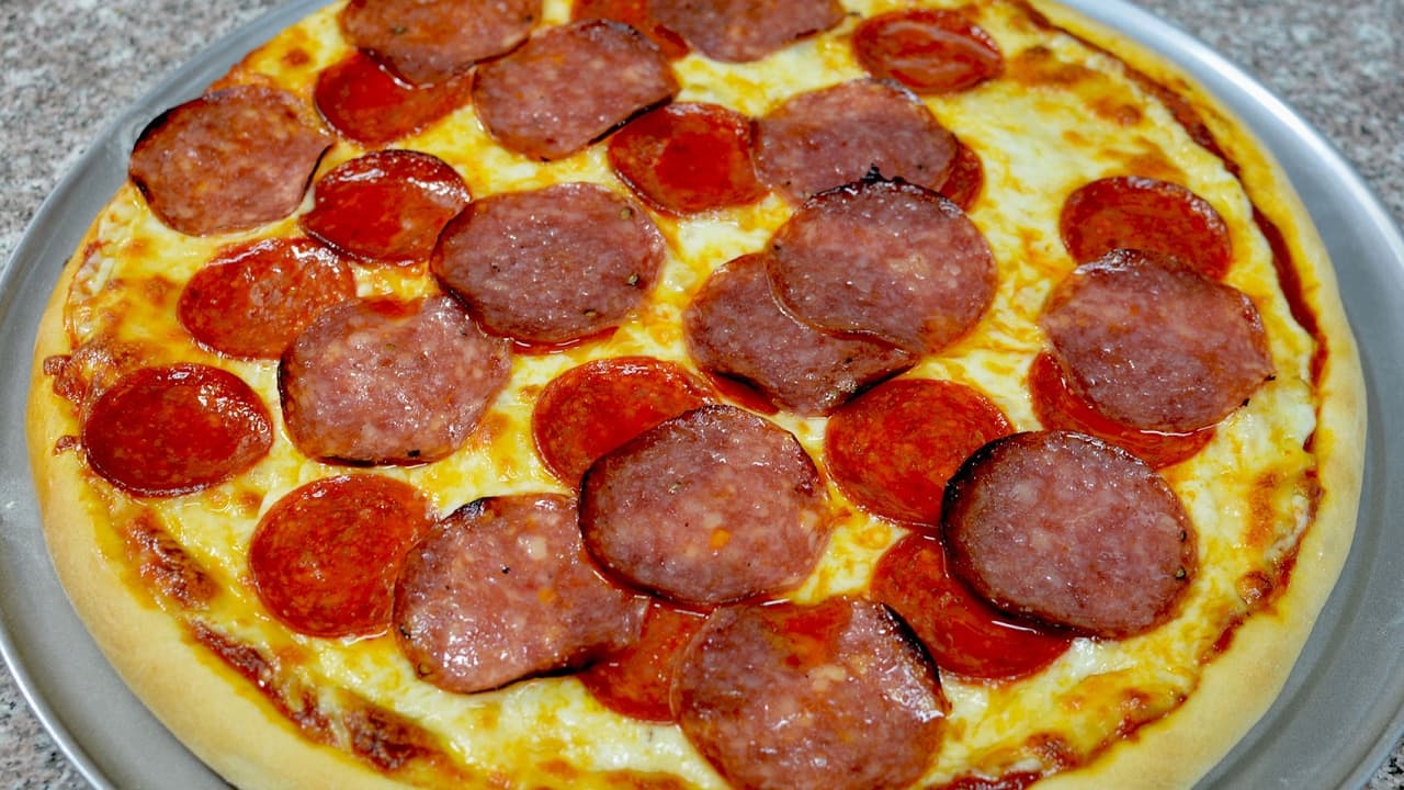 PEPERONI CON SALAMI  (MEDIANA)