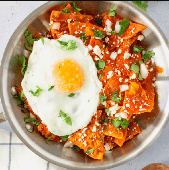 Chilaquiles Rojos con Huevo
