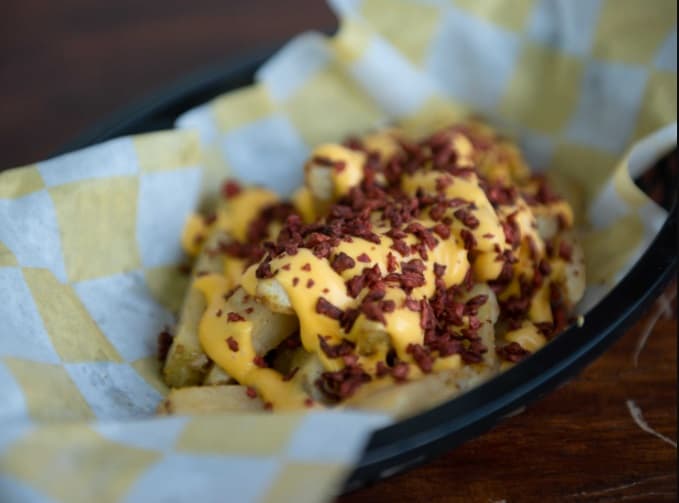 PAPAS CON QUESO Y TOCINO