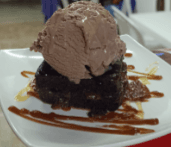Brownie Caliente con Helado