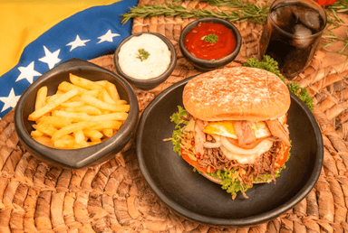 Hamburguesa de Carne Mechada "Pelua" en Combo