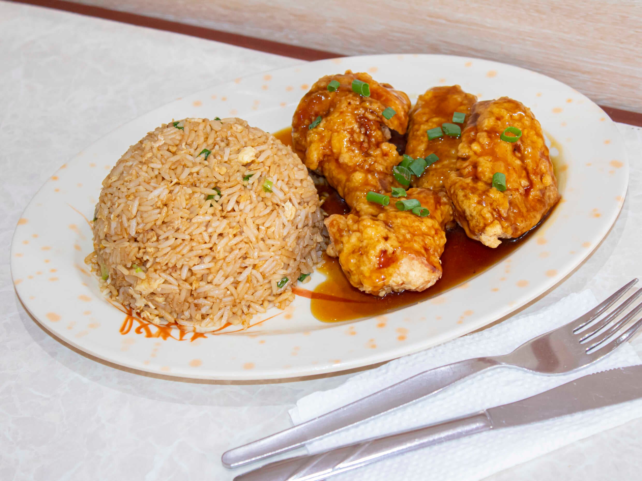 Alita de Pollo Frito con Ostión y Arroz Chaufa