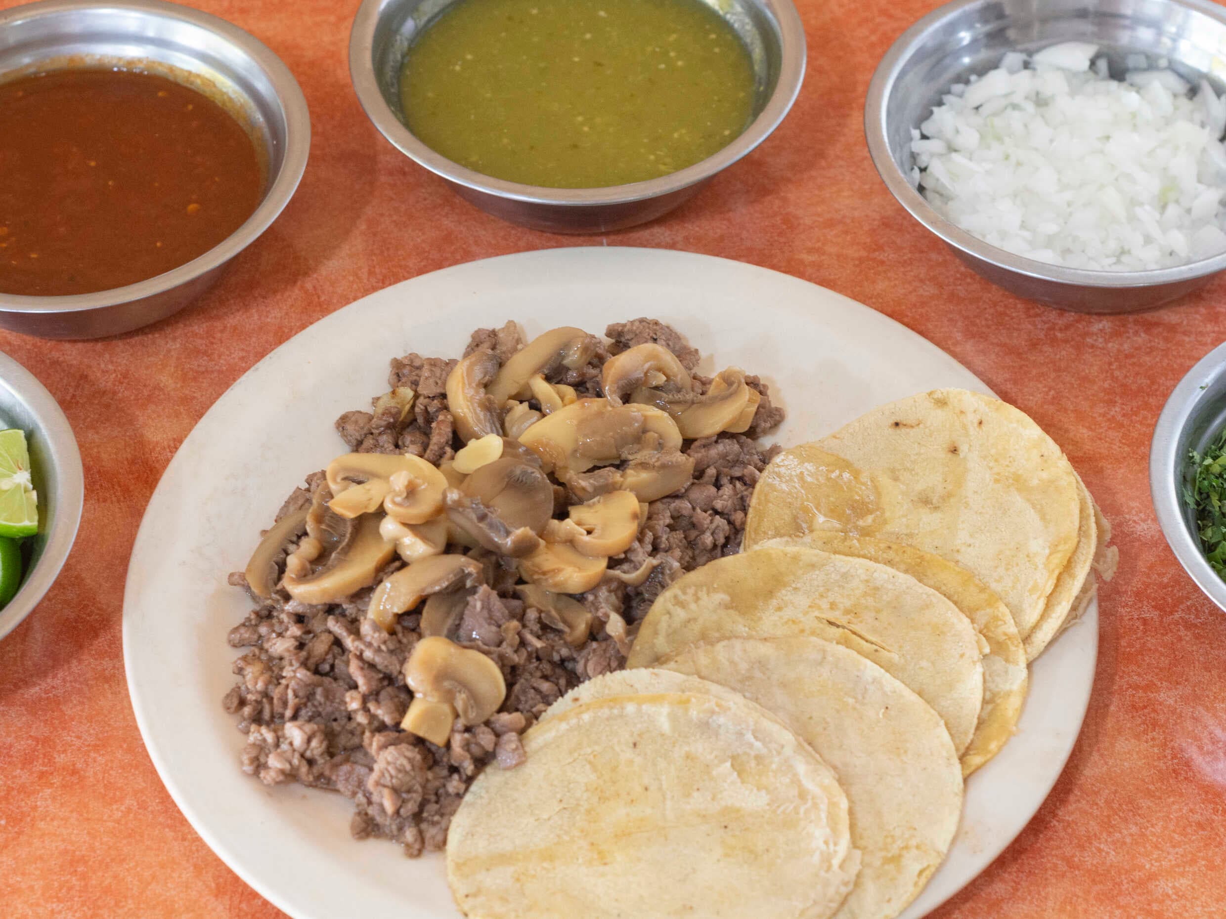 Orden de Bisteck con Champiñones y Queso