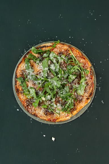 Pizza Tocineta y Rúgula