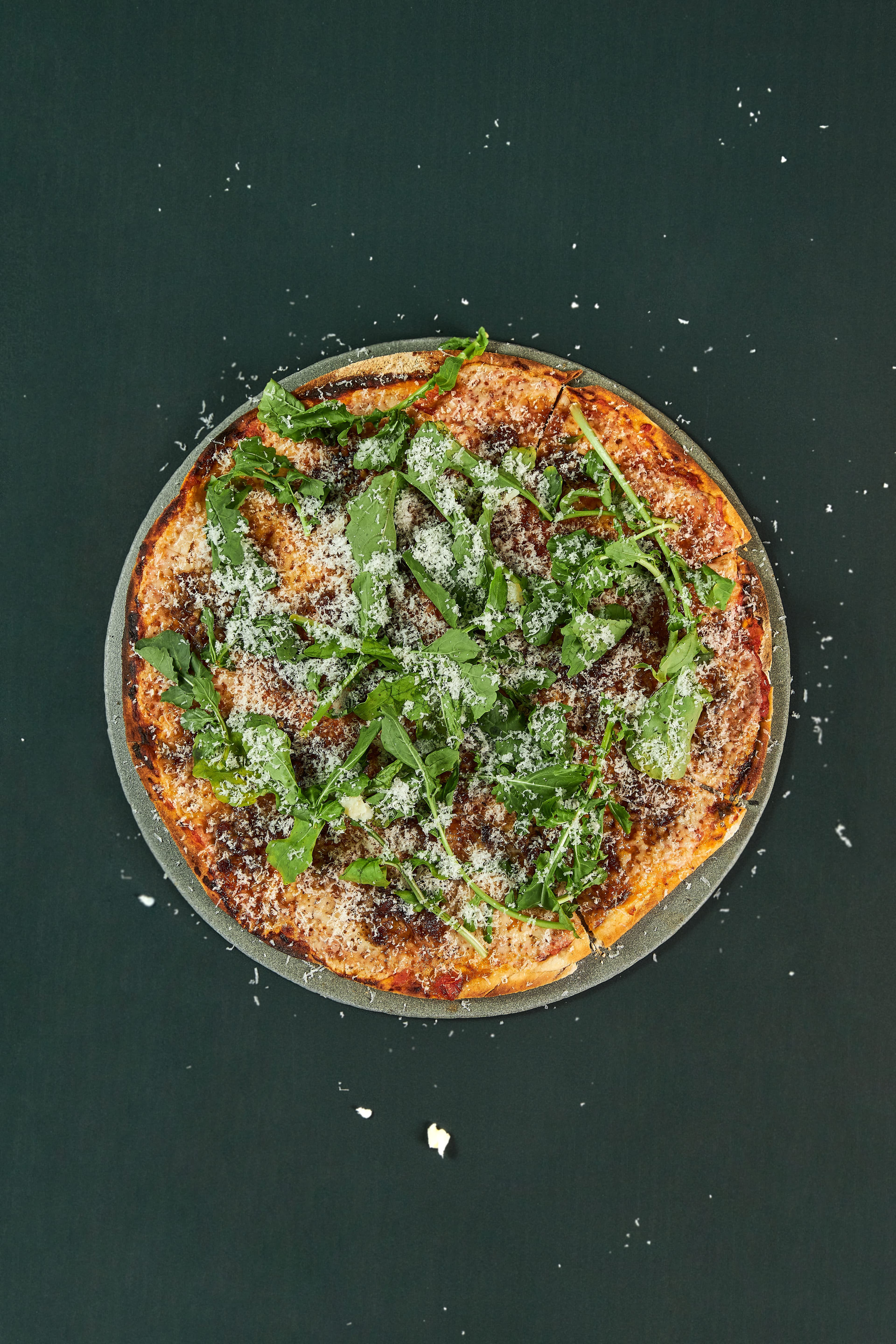 Pizza Tocineta y Rúgula