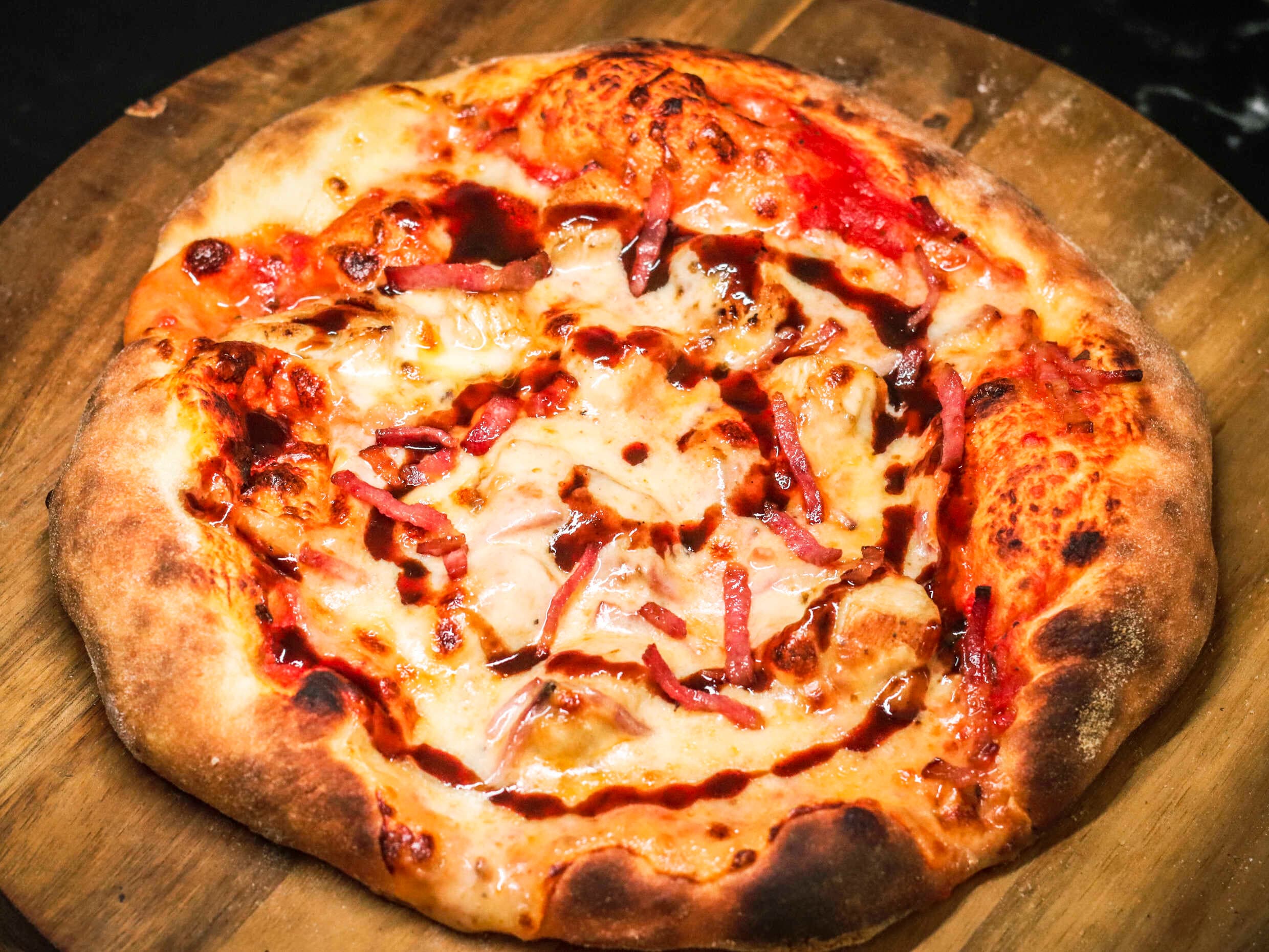 Pizza Pollo BBQ + Bebida 250 ml