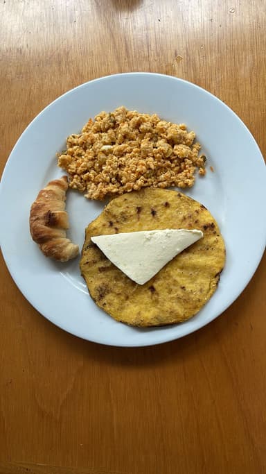 Desayuno Sencillo mas  Bebida a Elección