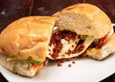 Lonche de Frijol Con Chorizo