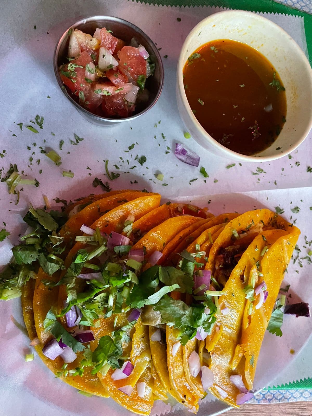 Tacos de Birria más Té Frio