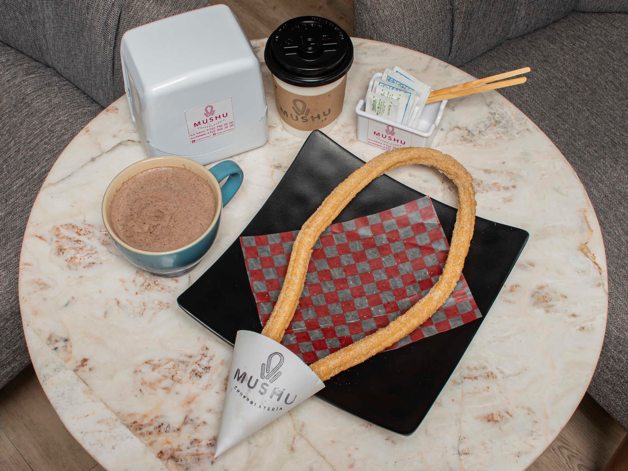 Chocolate 12 Oz. y Mushu Churro