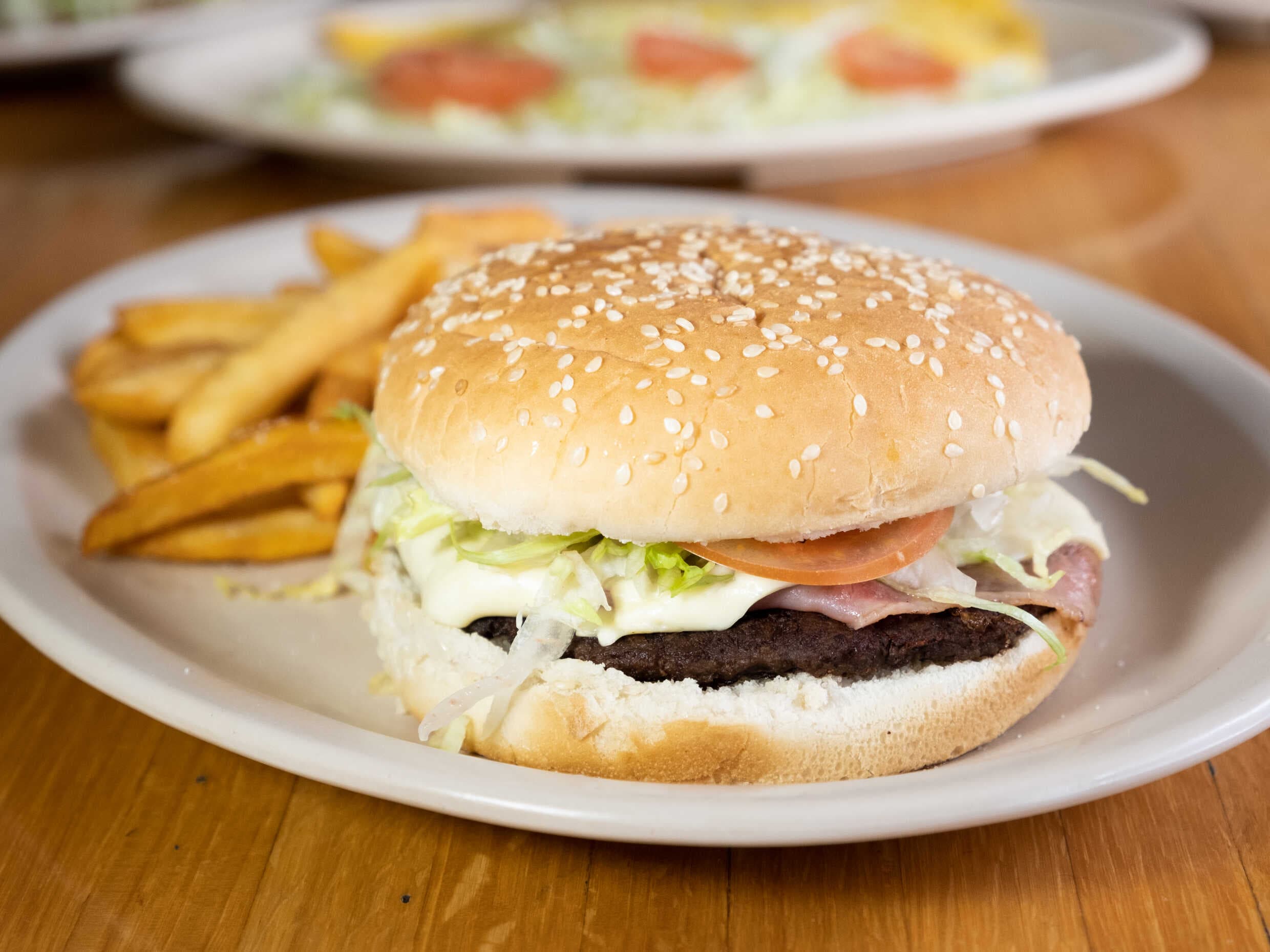 Hamburguesa con queso y papas