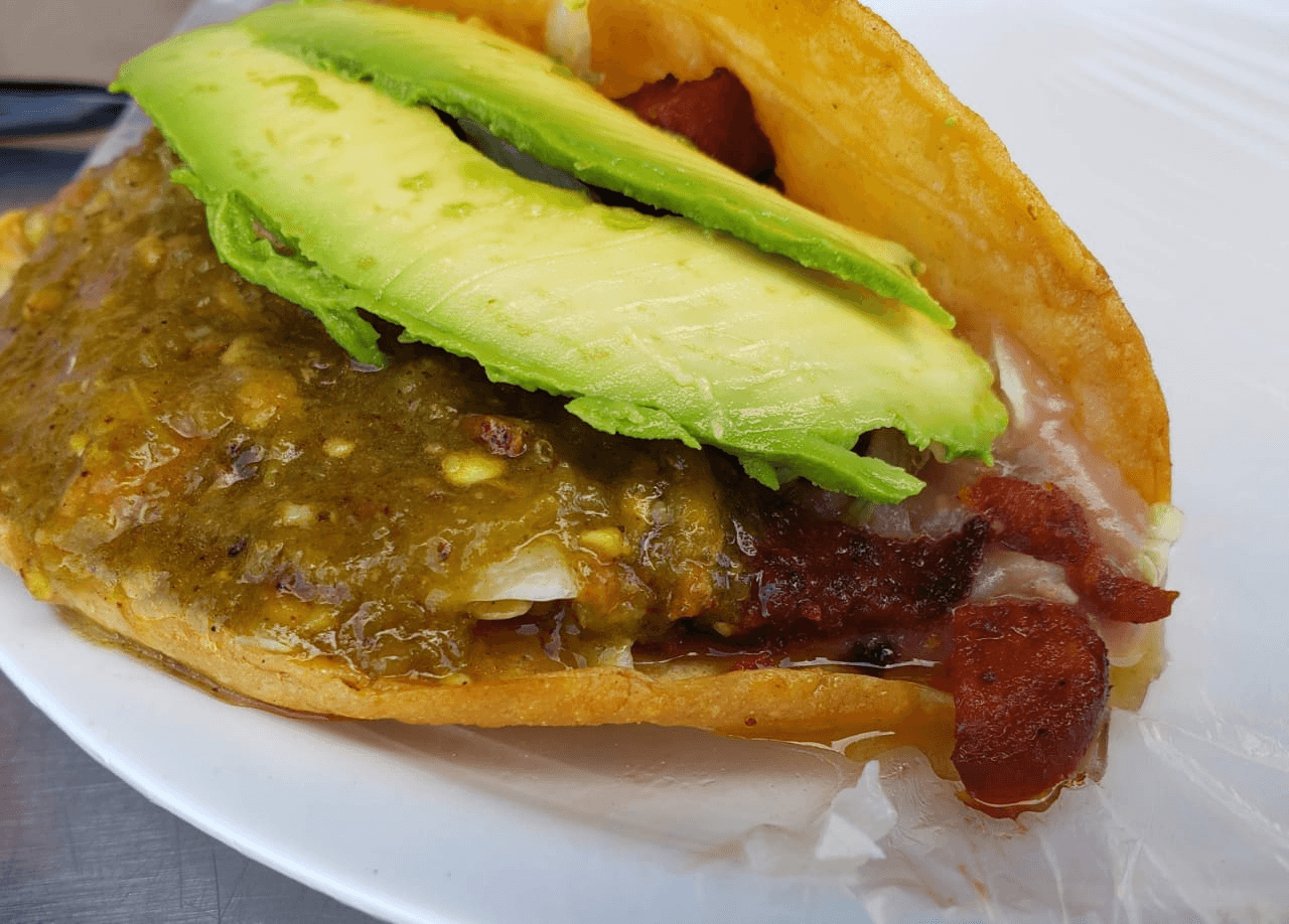 Taco de Chorizo Español+T. Machaca con Huevo+Agua.