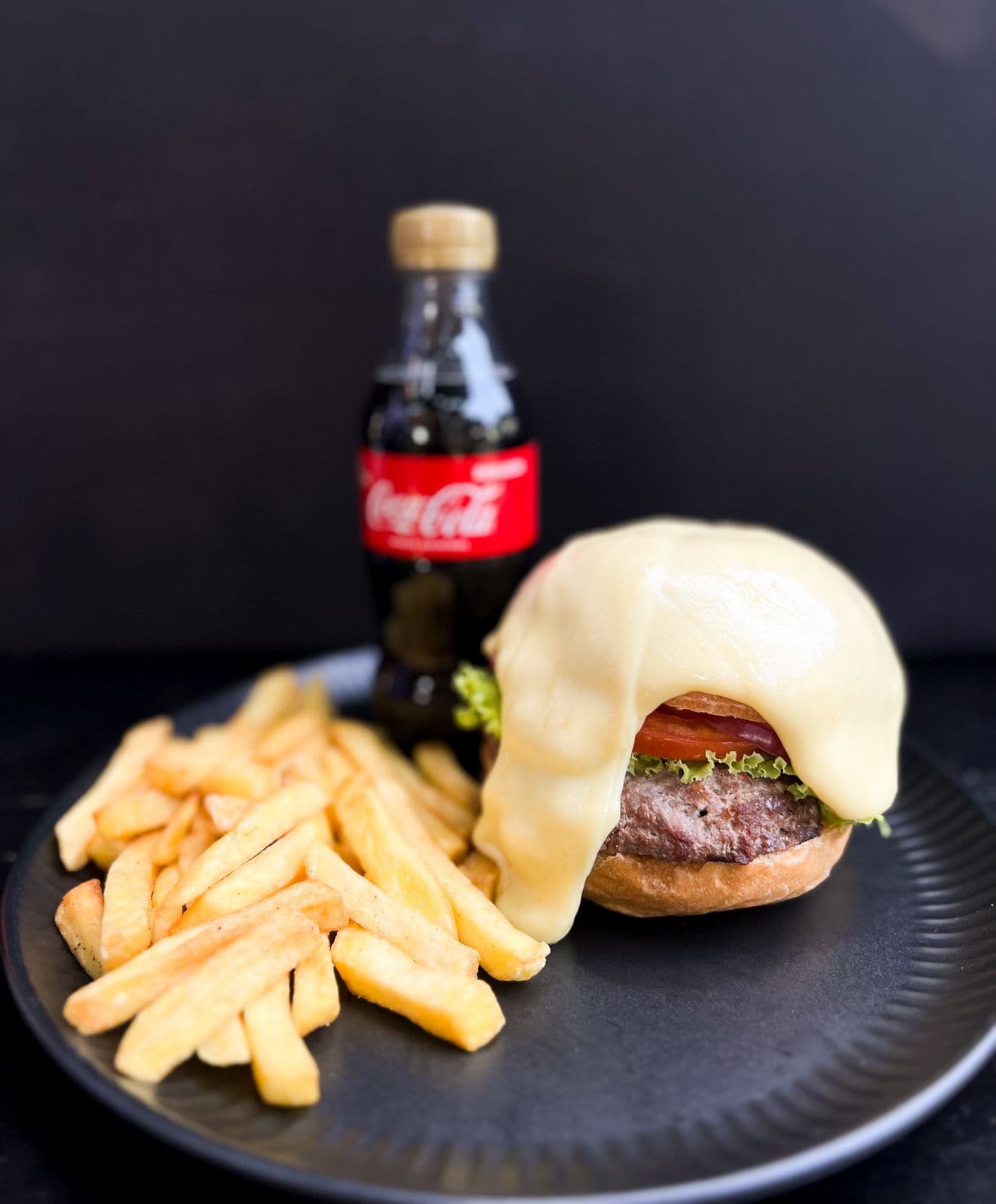 Combo Burger la Reina Mozarella + Papas + Cocacola