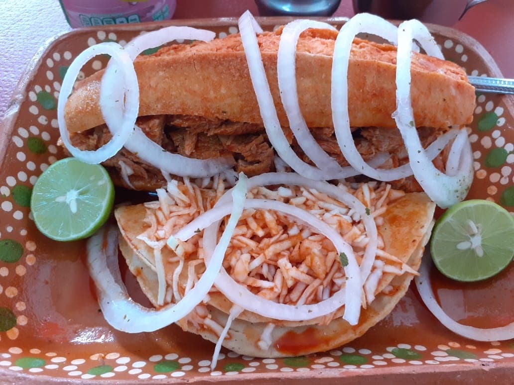 1 torta ahogada + 1 taco dorado + agua fresca 1 lt