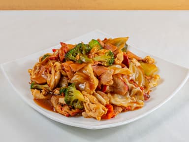 Chop suey con vegetales en salsa china