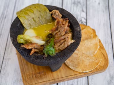 Molcajete de suadero