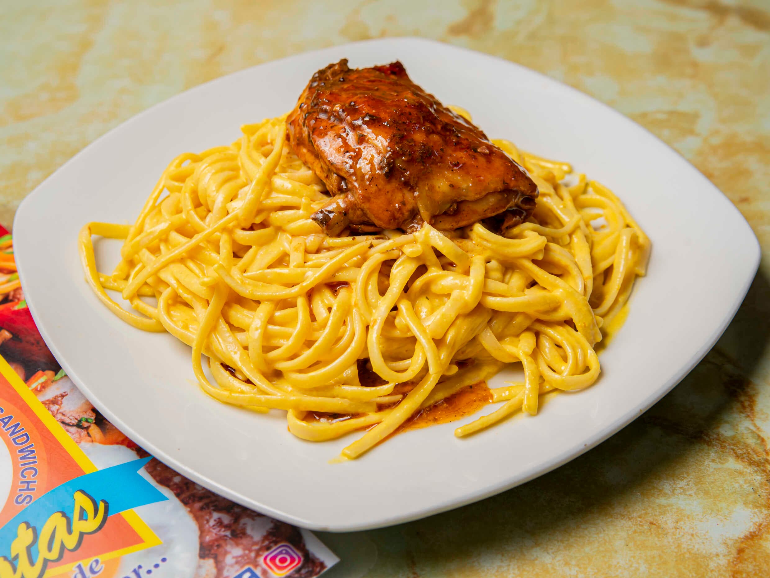 Tallarines a la Huancaína con Pollo a la Plancha