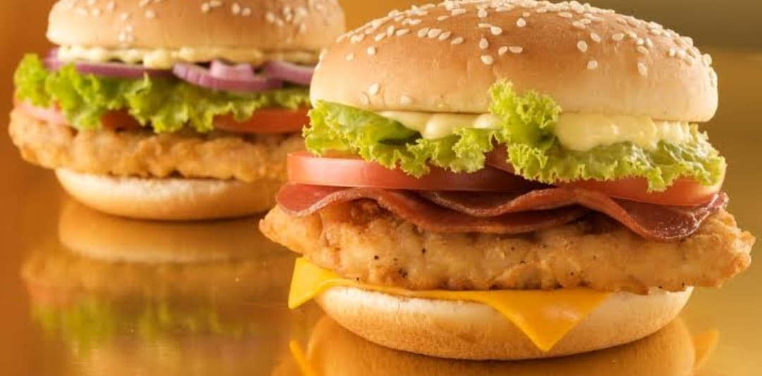 Hamburguesa de pollo  teriyaki con papas