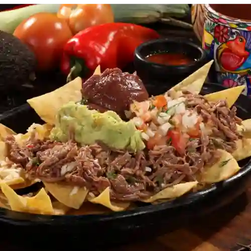 Nachos de Cerdo con Bebida Gratis