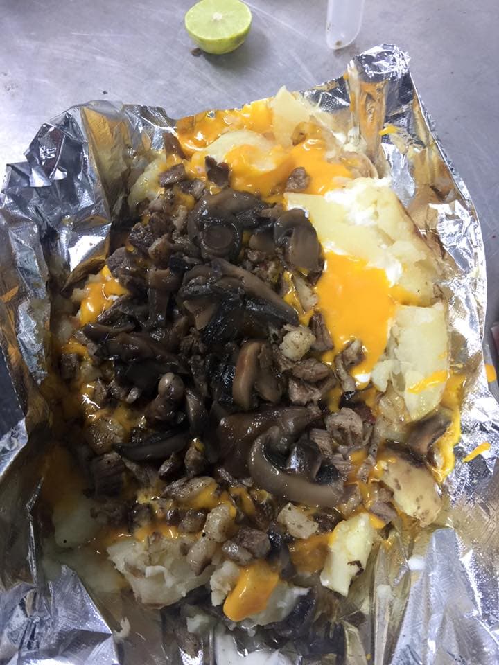 Papa Asada con carne asada