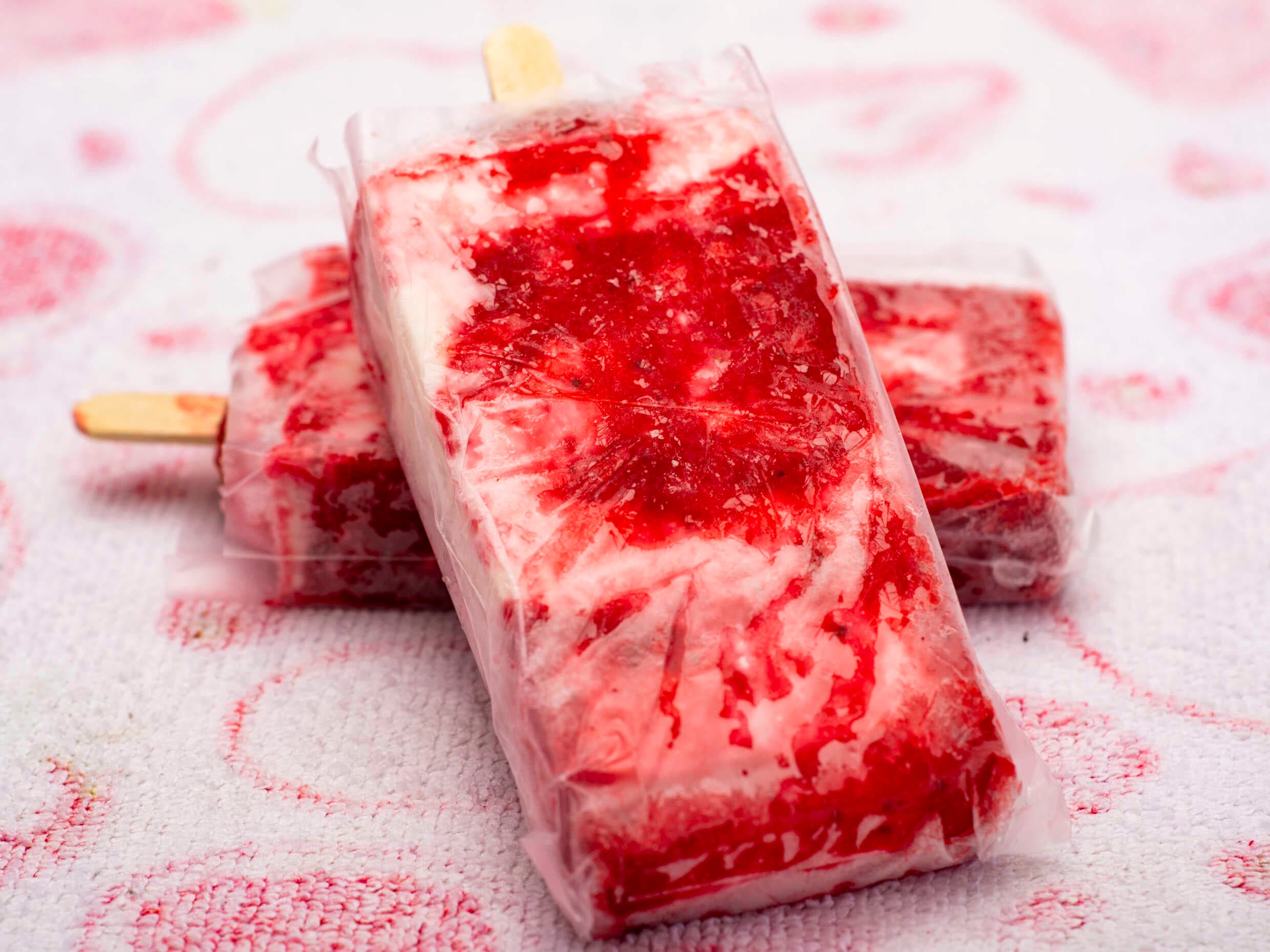 Paleta de Fresa con Queso Base Crema