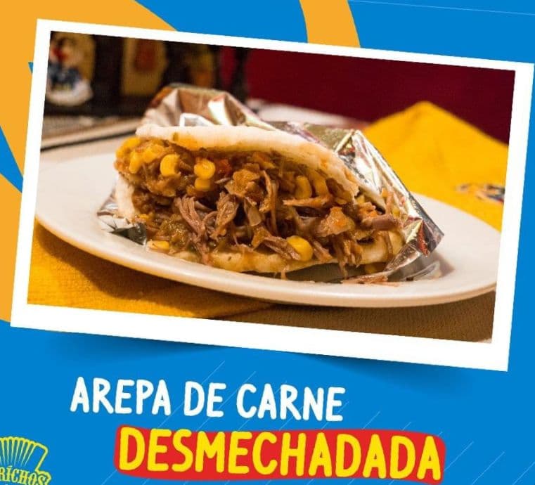 Arepa carne desmechada chicharrón maduro guacamole