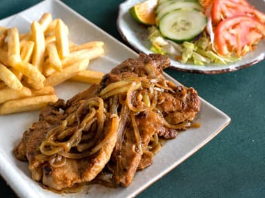Chuleta Encebollada con Ensalada y Papas Fritas