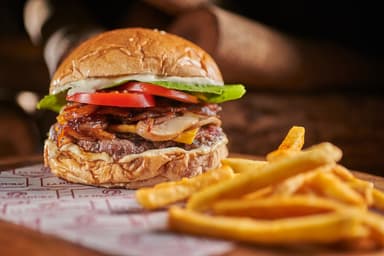 Hamburguesa La Herradura + Papas y Gaseosa