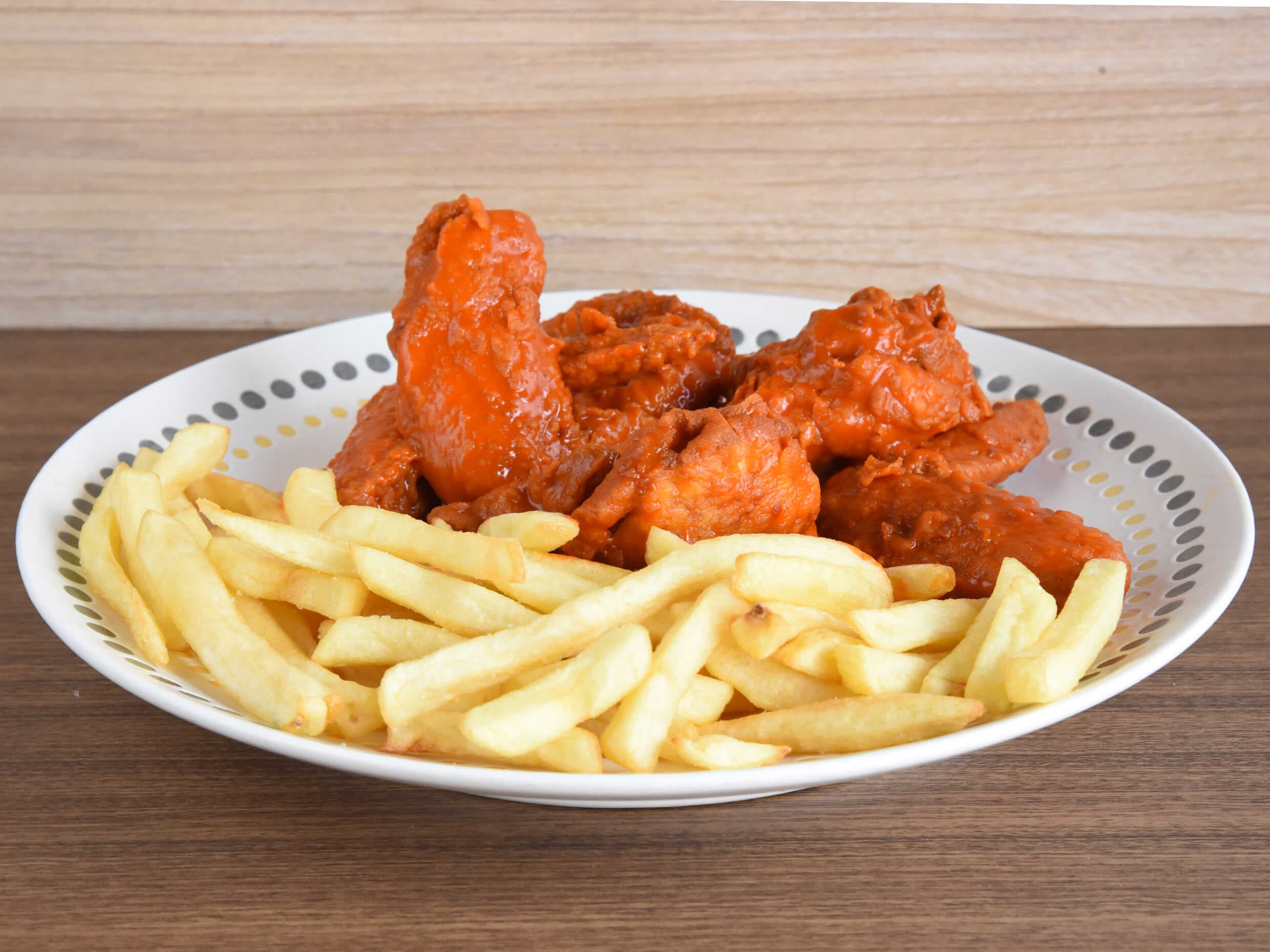 8 Alitas con Papas Búfalo Bañadas