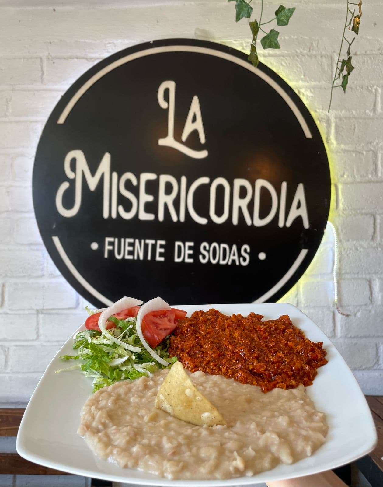 Chicharrón en Salsa Roja Acompañado de Frijoles